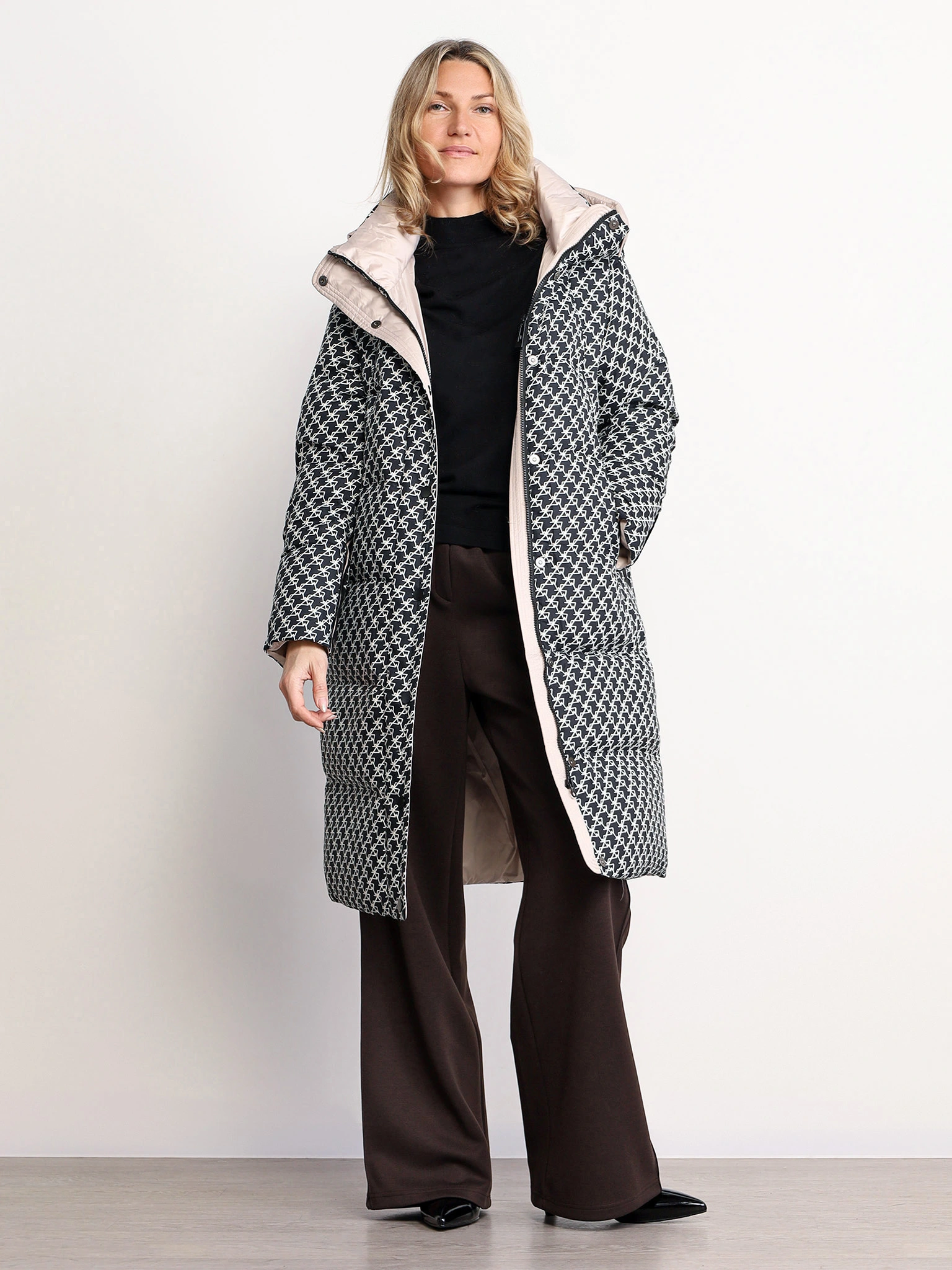 Пуховик черного цвета с капюшоном